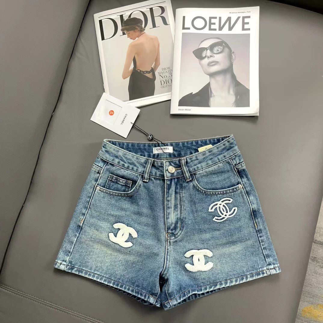 Neue Jeansshorts mit Logo