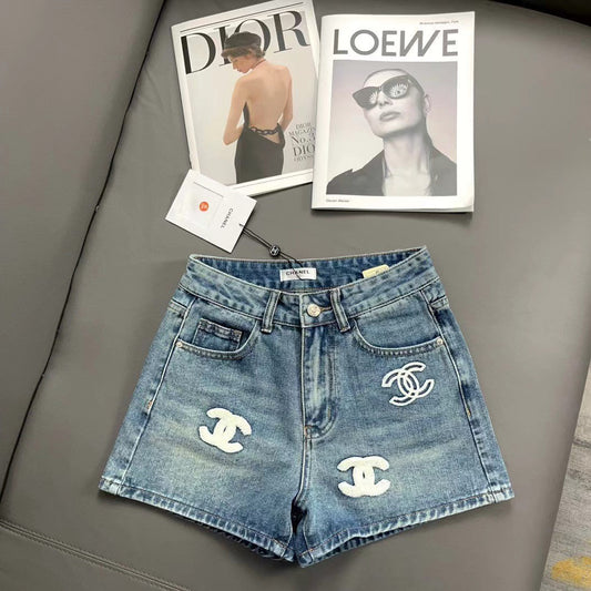 Neue Jeansshorts mit Logo