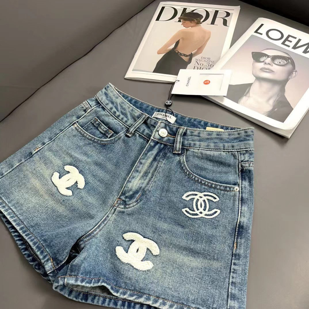 Neue Jeansshorts mit Logo