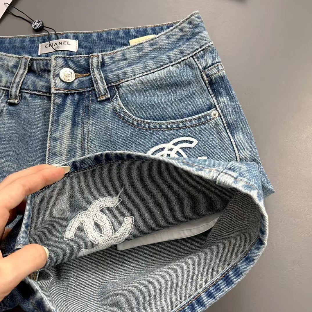 Neue Jeansshorts mit Logo