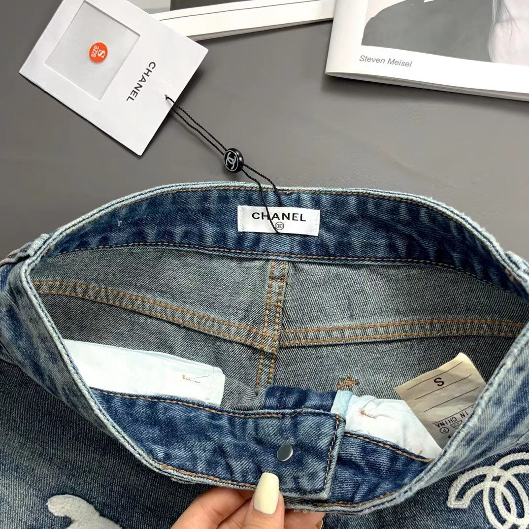 Neue Jeansshorts mit Logo