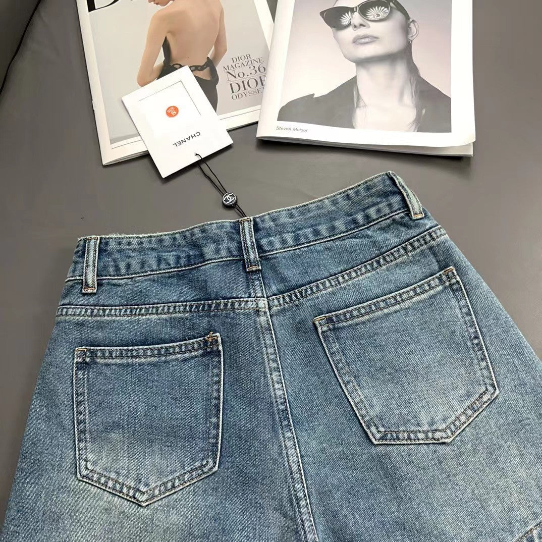 Neue Jeansshorts mit Logo