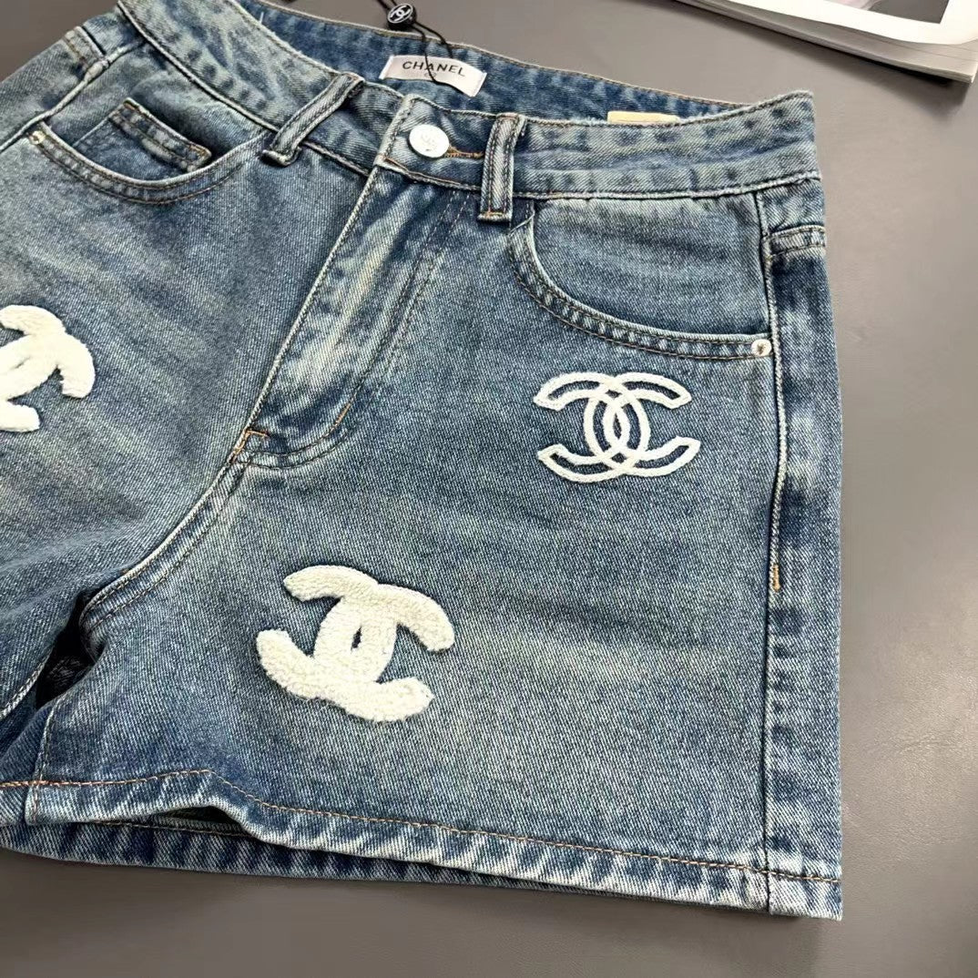 Neue Jeansshorts mit Logo