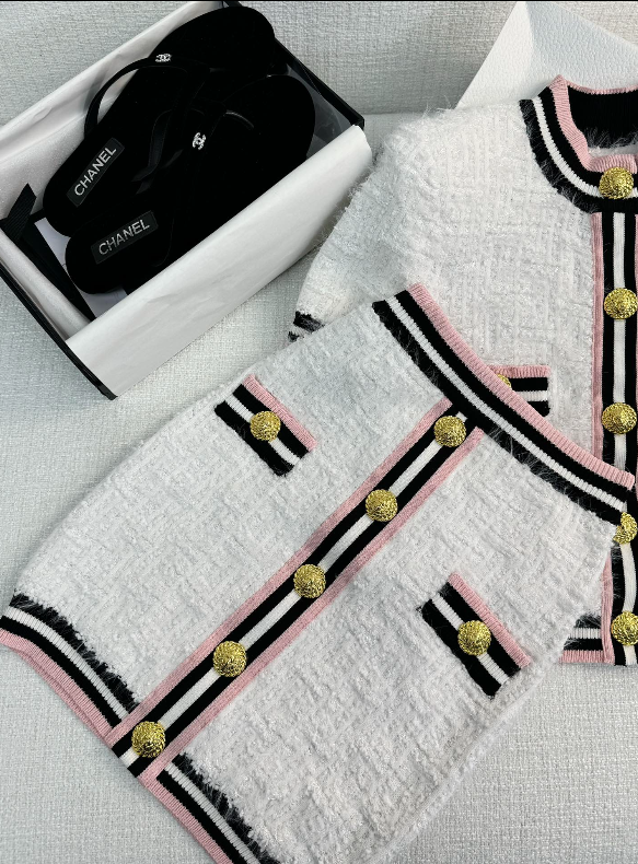 Manches courtes roses à bordure rayée