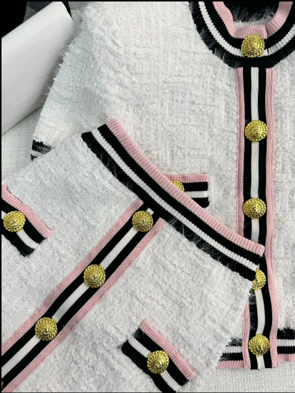 Manches courtes roses à bordure rayée