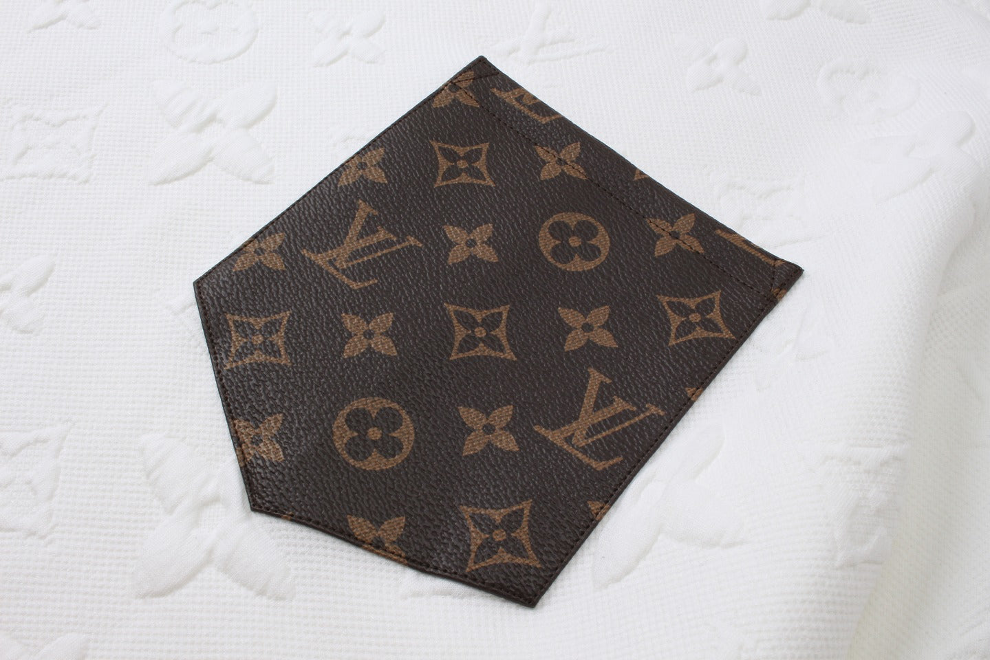 Le maître a personnellement conçu une nouvelle marque de mode avec un sweat-shirt à col rond avec logo monogramme en relief