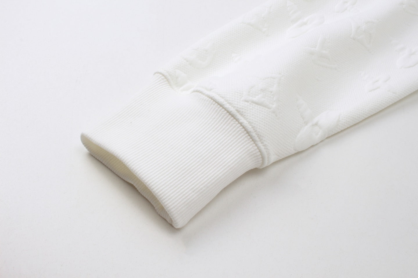 Le maître a personnellement conçu une nouvelle marque de mode avec un sweat-shirt à col rond avec logo monogramme en relief