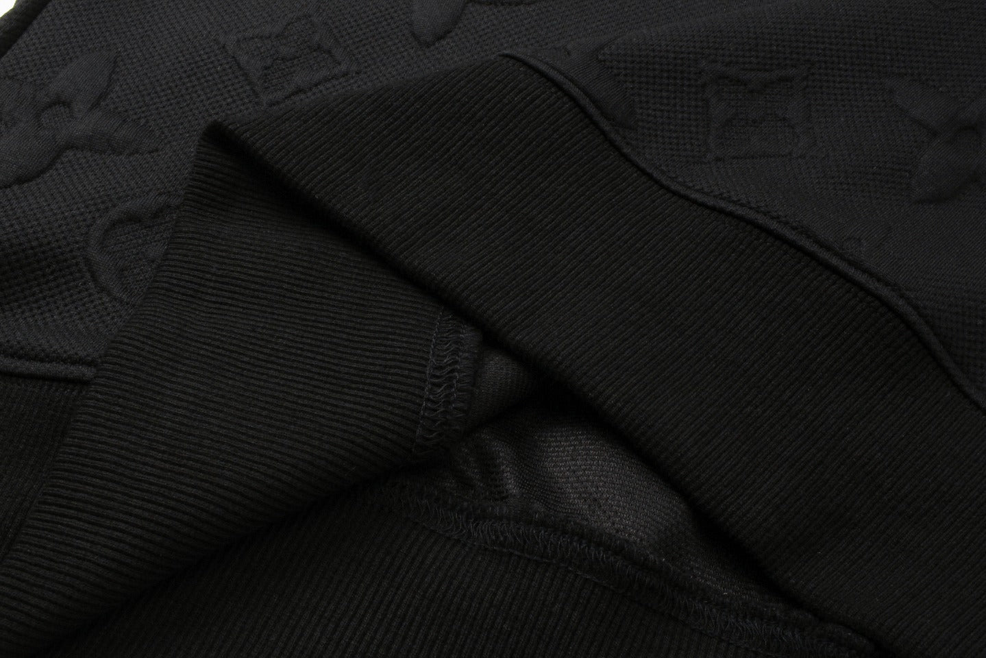 Le maître a personnellement conçu une nouvelle marque de mode avec un sweat-shirt à col rond avec logo monogramme en relief