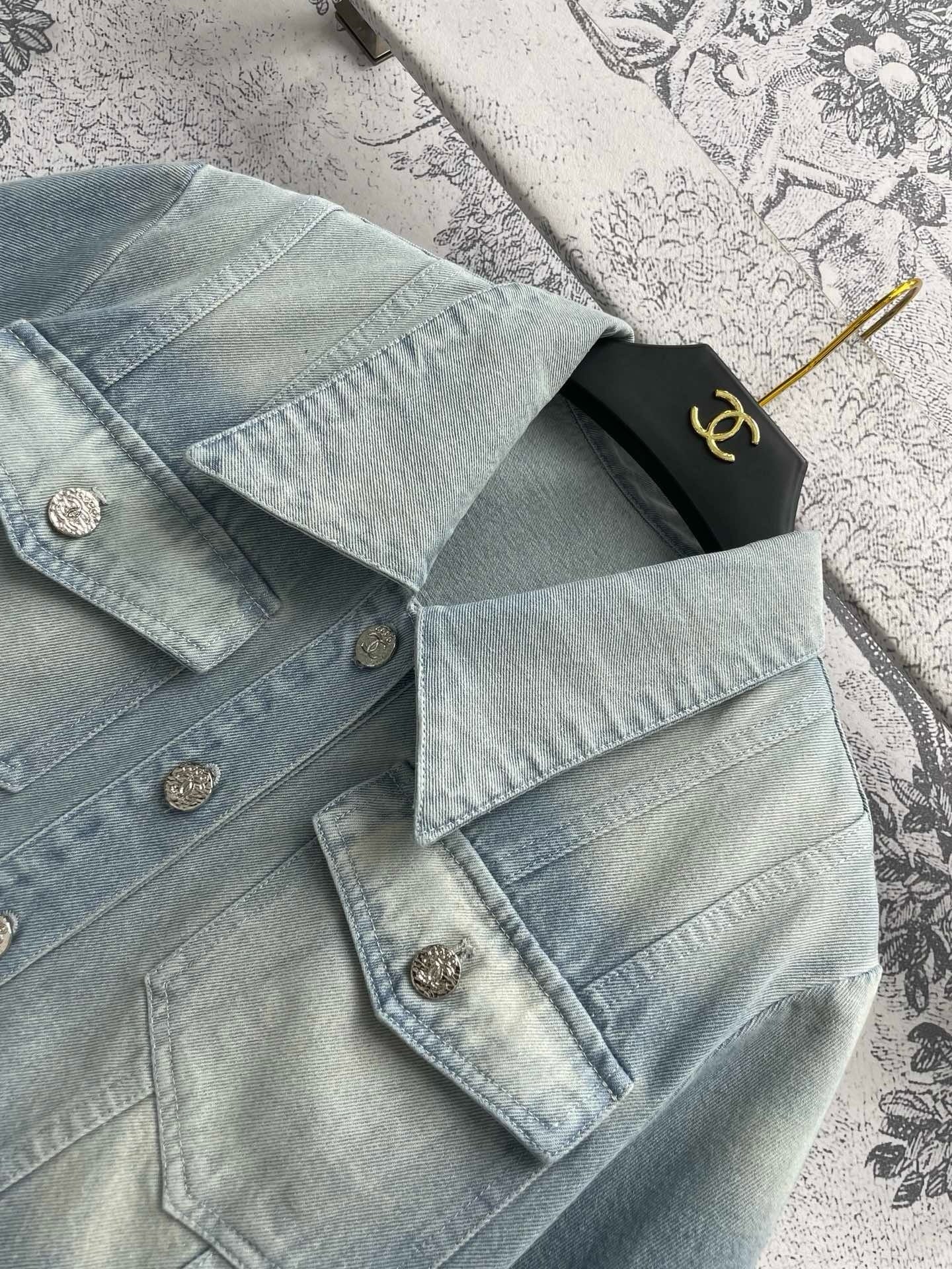 Kurze Jeansjacke mit kurzen Ärmeln