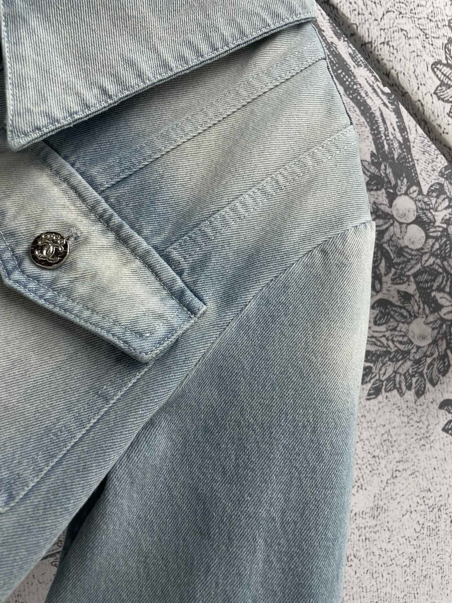 Kurze Jeansjacke mit kurzen Ärmeln