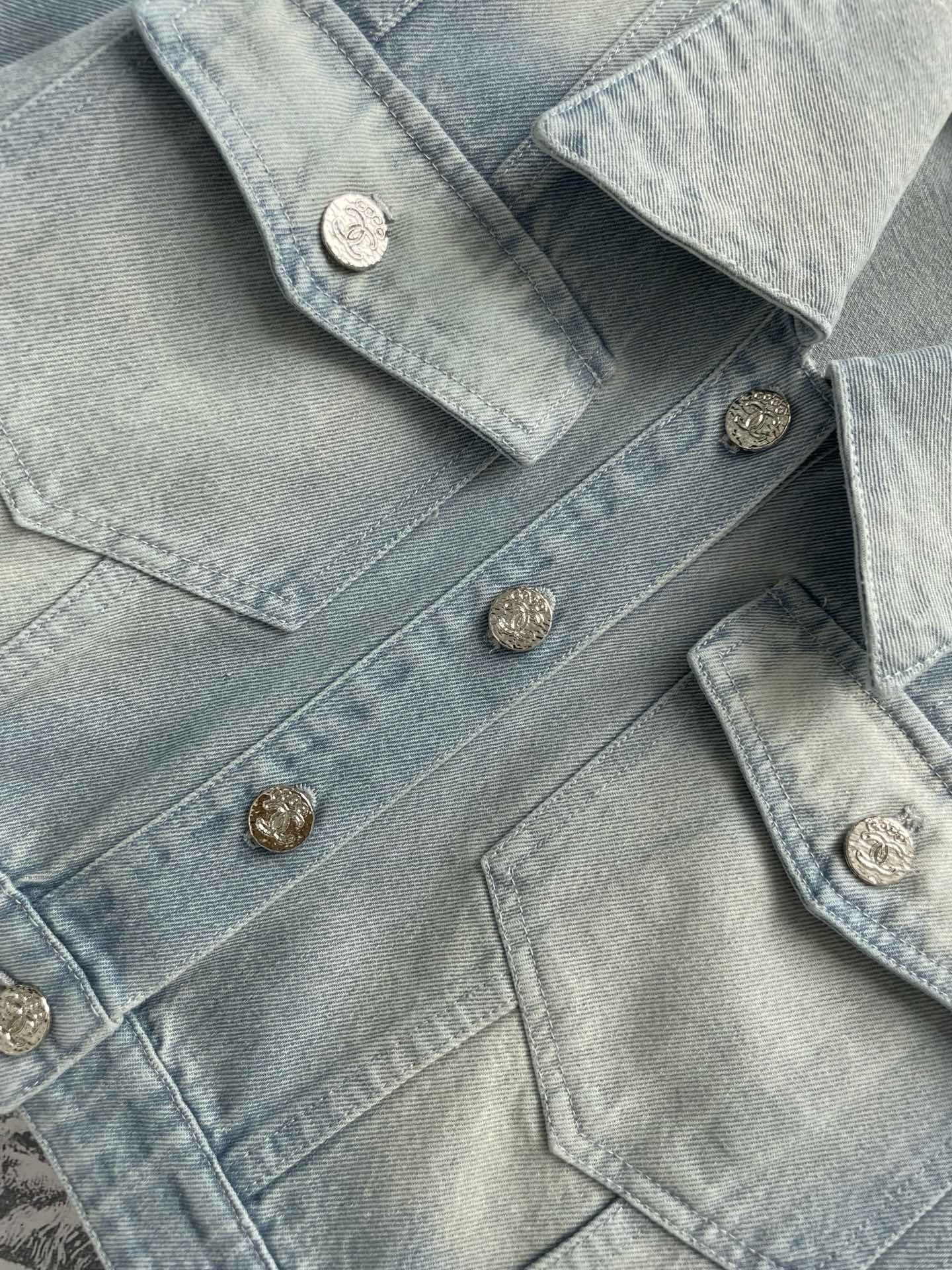 Kurze Jeansjacke mit kurzen Ärmeln
