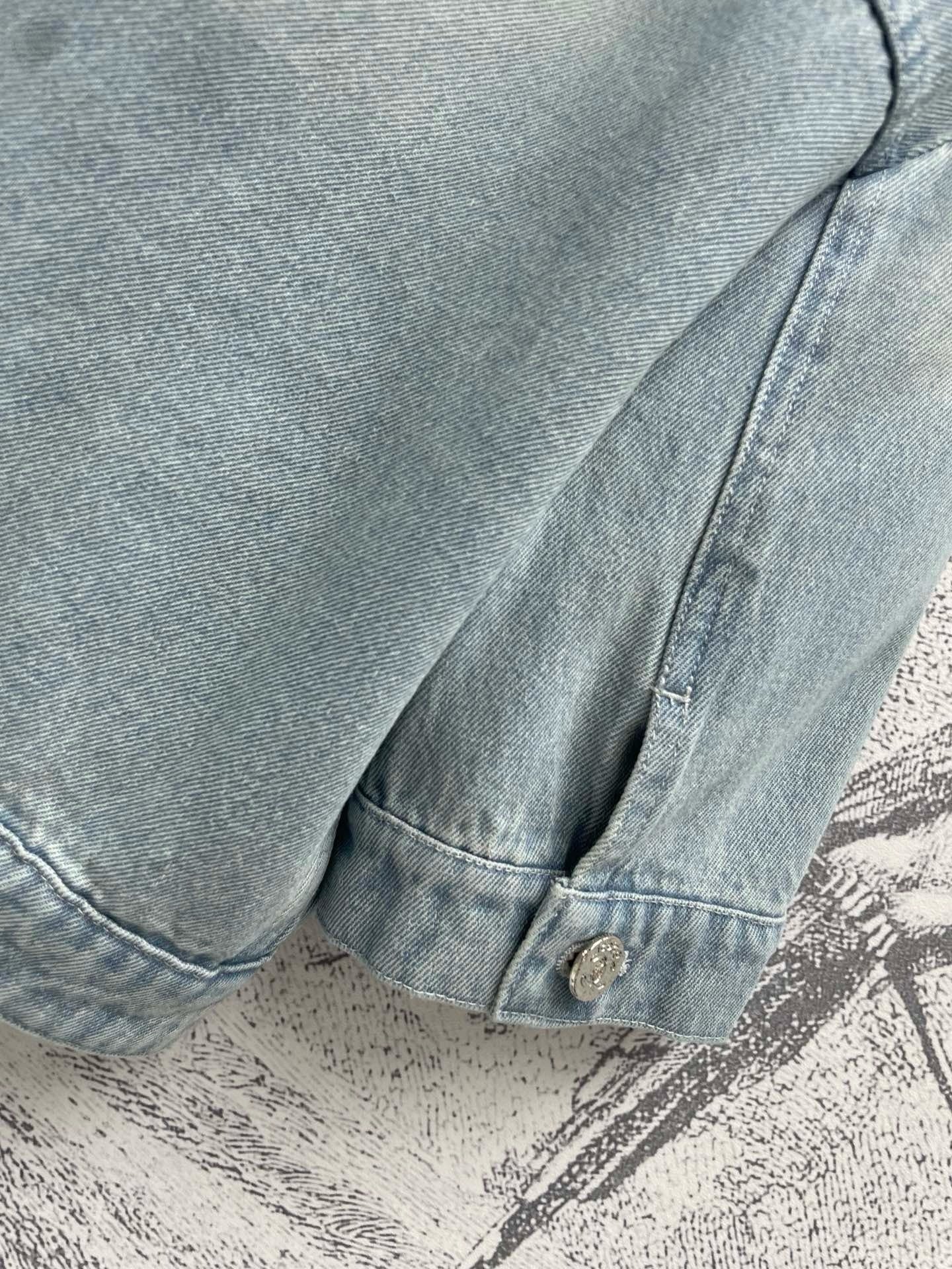 Kurze Jeansjacke mit kurzen Ärmeln