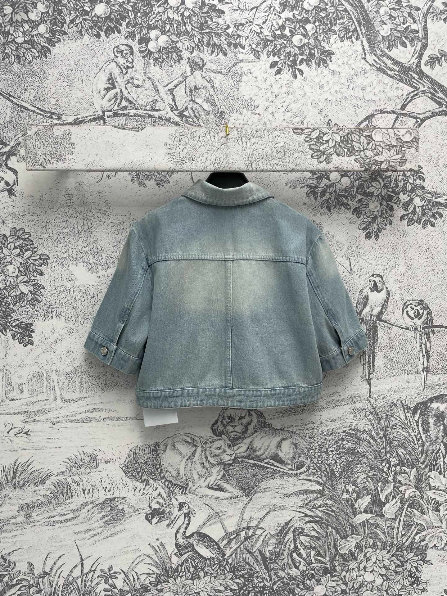 Kurze Jeansjacke mit kurzen Ärmeln