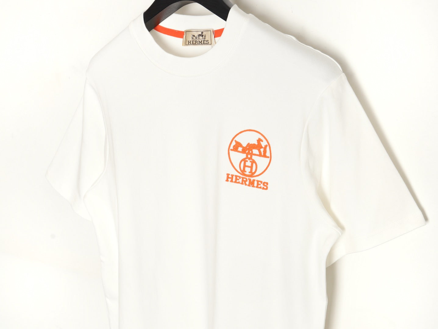 Orangefarbenes Kurzarm-T-Shirt mit Kreisstickerei 