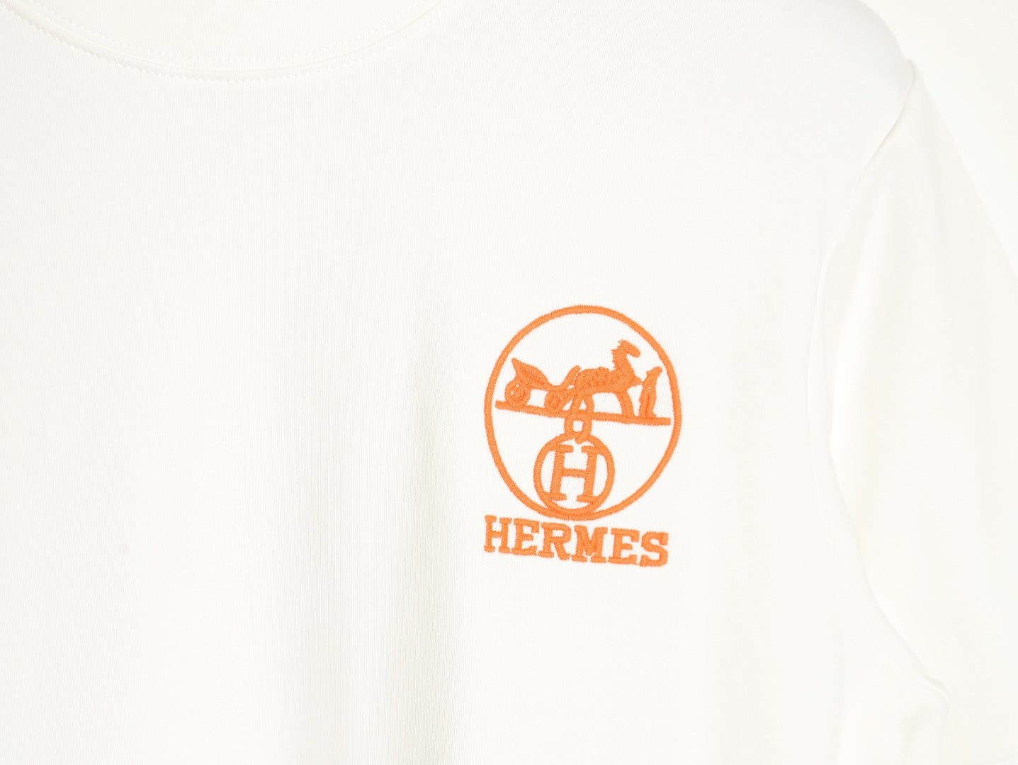 Orangefarbenes Kurzarm-T-Shirt mit Kreisstickerei 