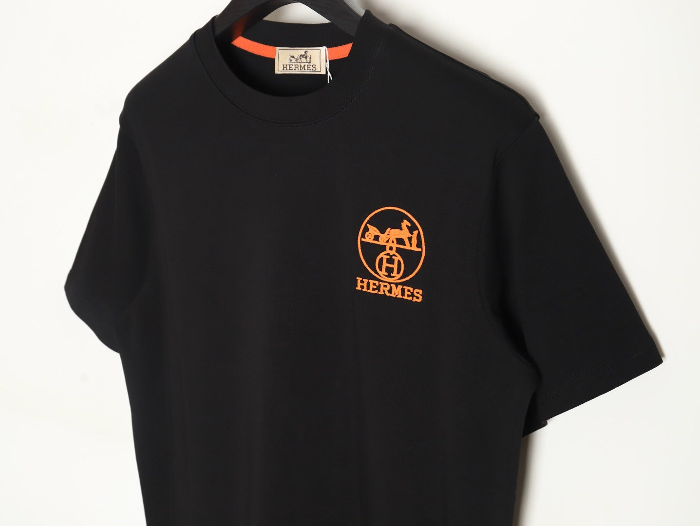 Orangefarbenes Kurzarm-T-Shirt mit Kreisstickerei 