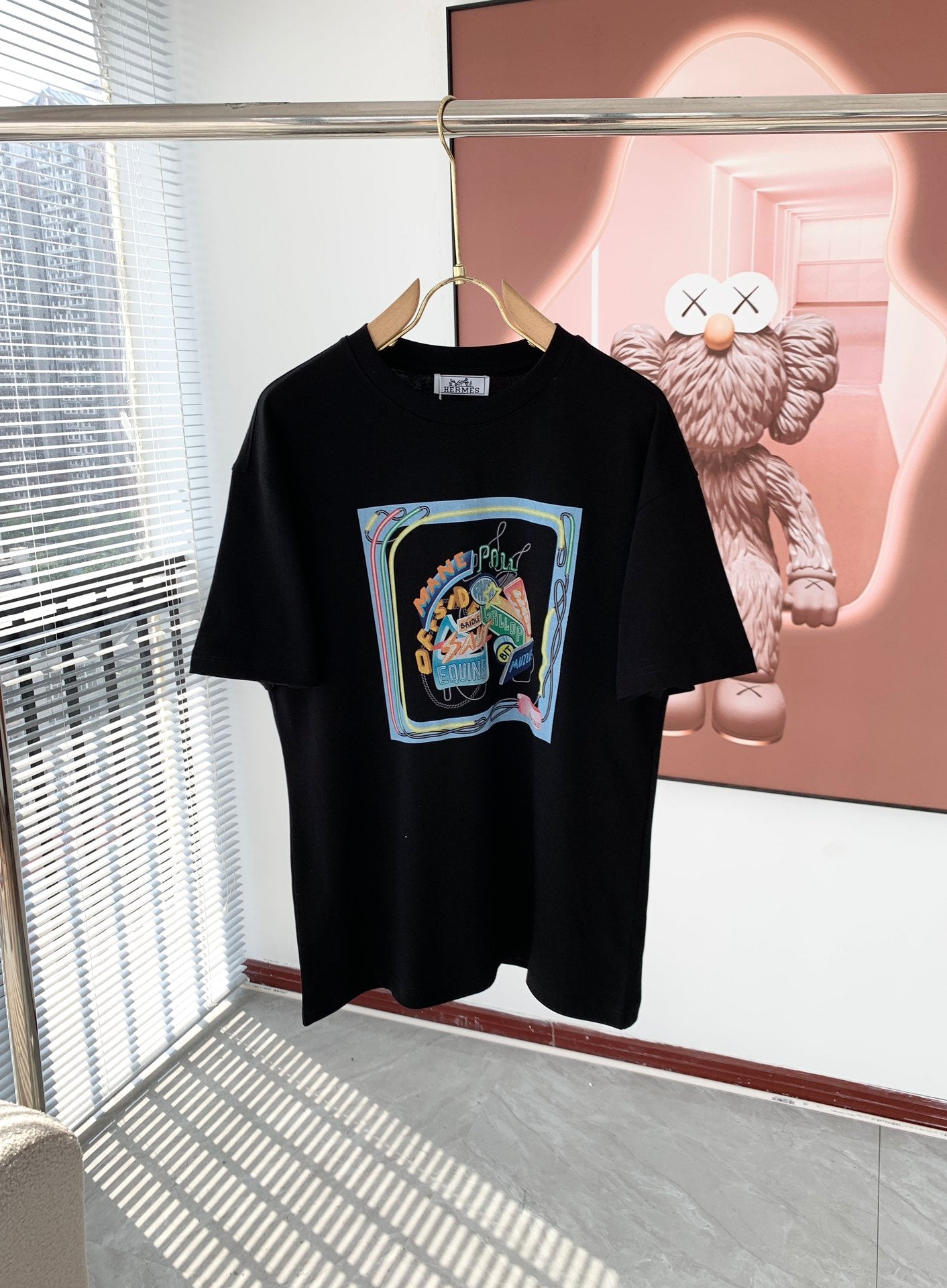 Laminiertes T-Shirt mit Logografik 