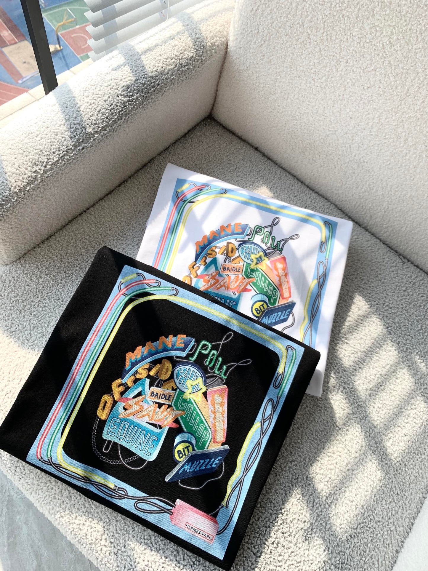 Laminiertes T-Shirt mit Logografik 