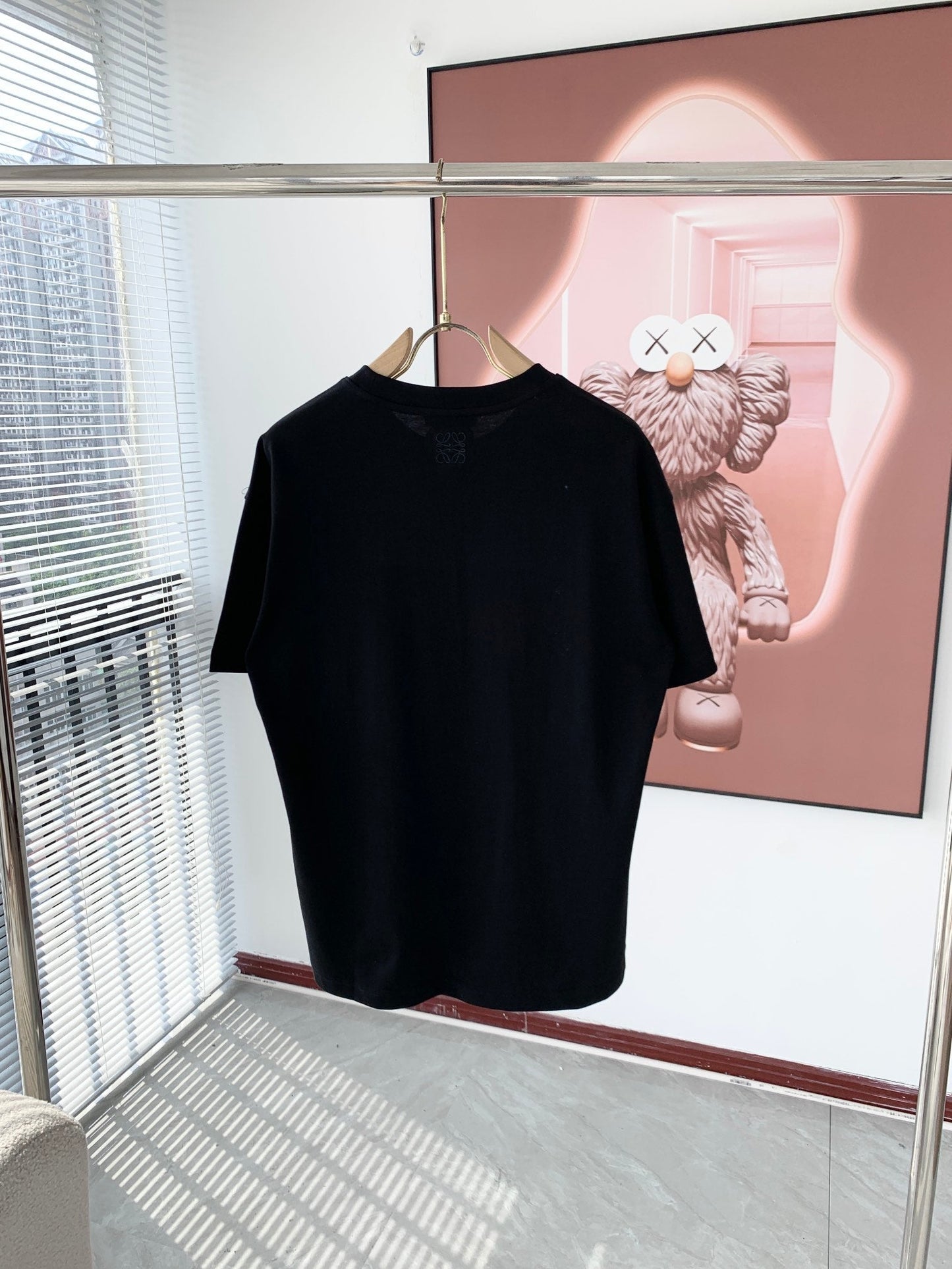 Laminiertes T-Shirt mit Logografik 