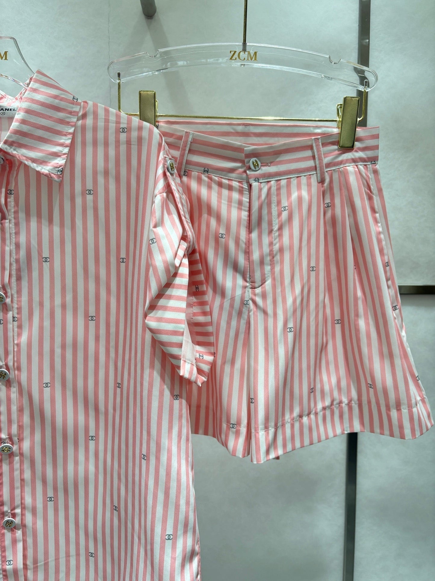 Gestreifter Hemdanzug