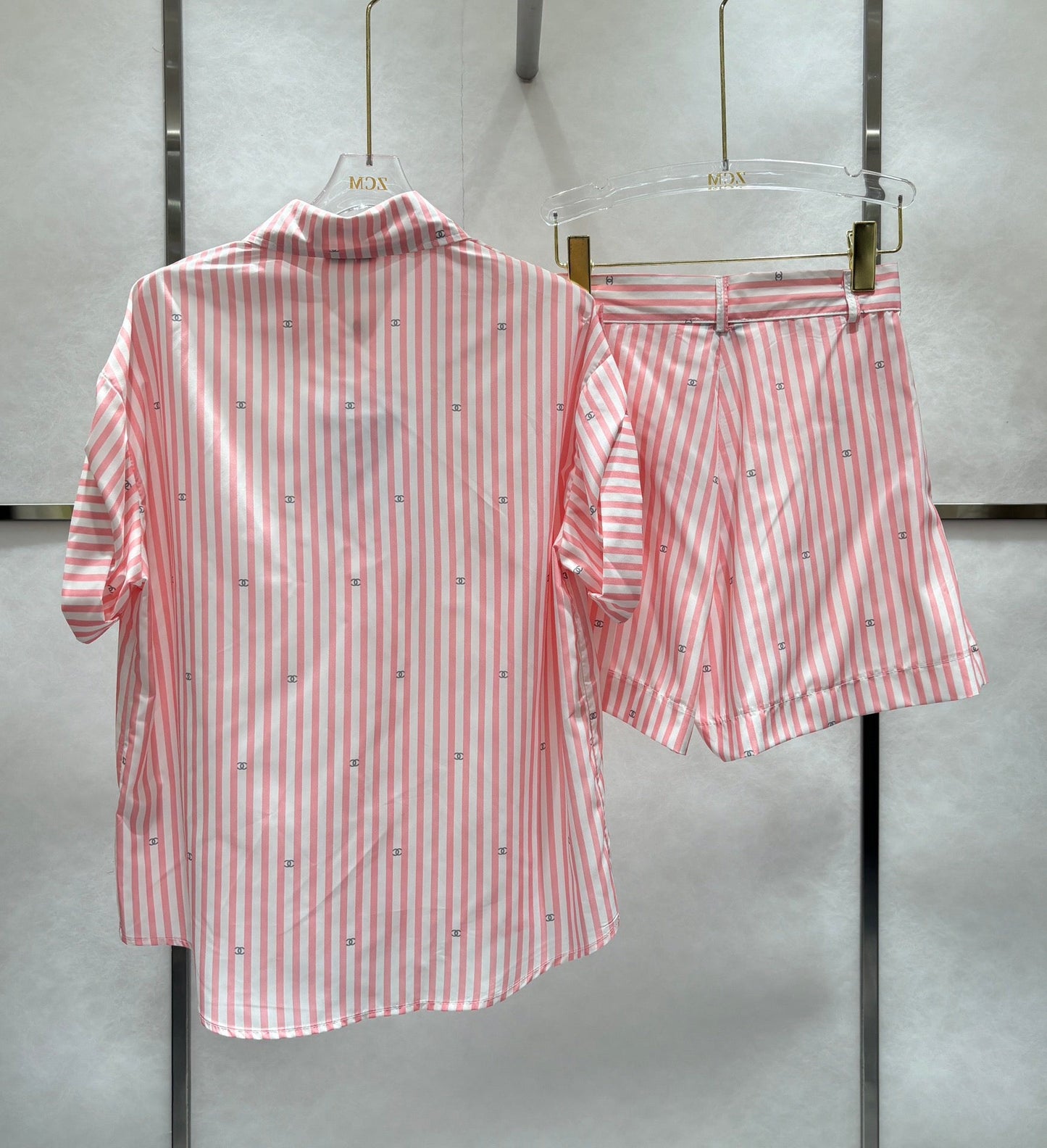 Gestreifter Hemdanzug