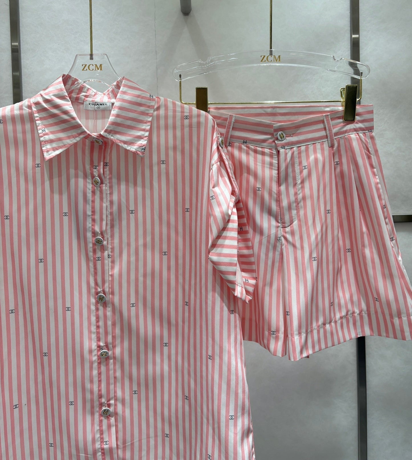 Gestreifter Hemdanzug