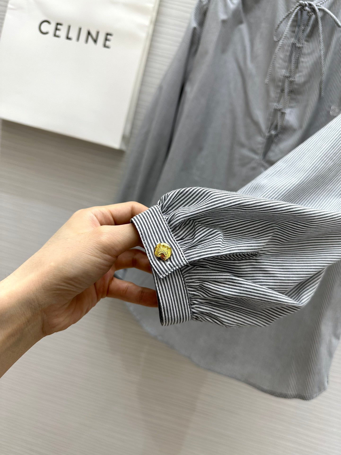 Chemise à rayures fines teinte en fil