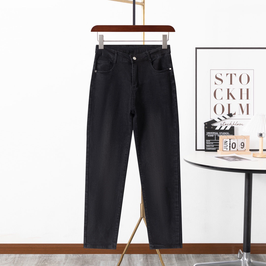 Neue Jeans mit Logo-Print für Frühling und Sommer