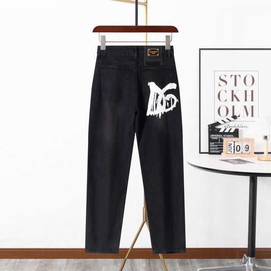 Neue Jeans mit Logo-Print für Frühling und Sommer