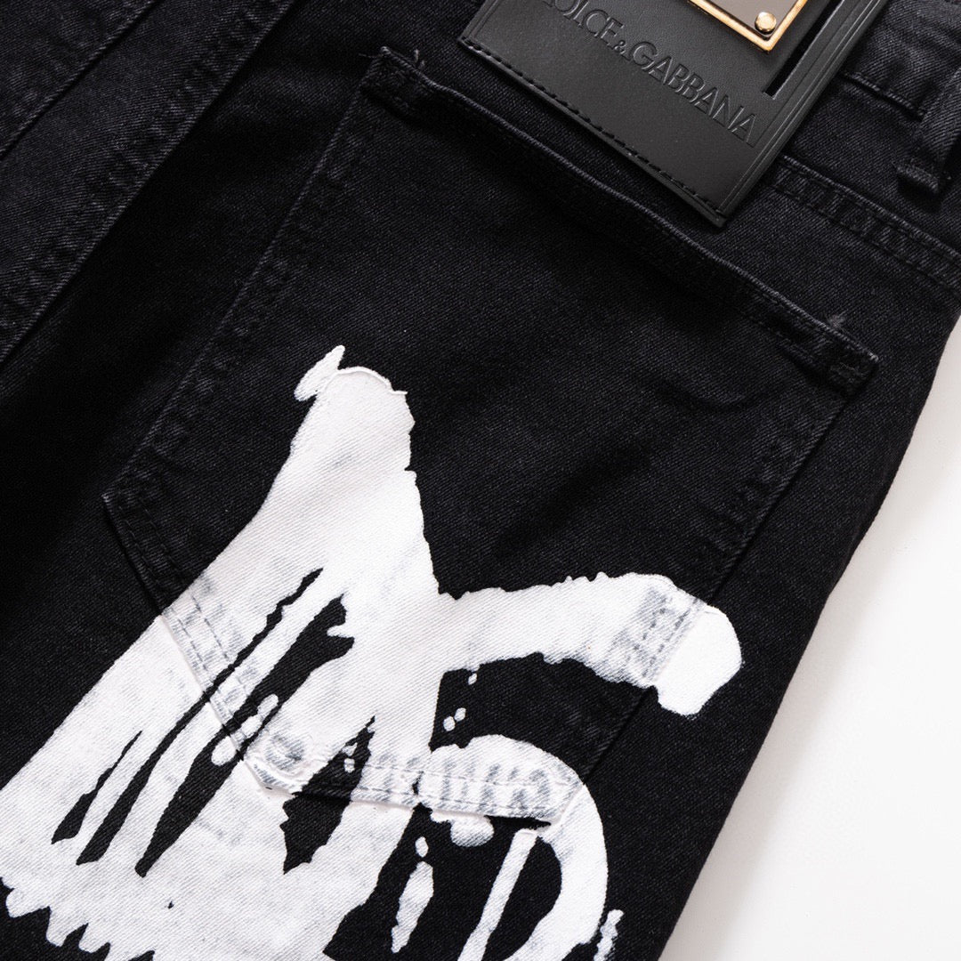 Neue Jeans mit Logo-Print für Frühling und Sommer