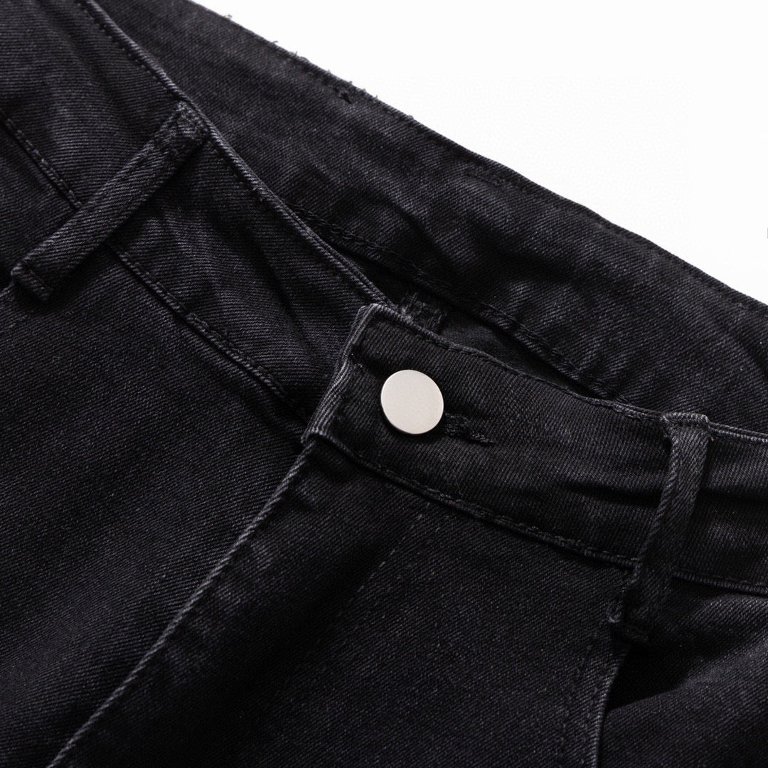 Neue Jeans mit Logo-Print für Frühling und Sommer