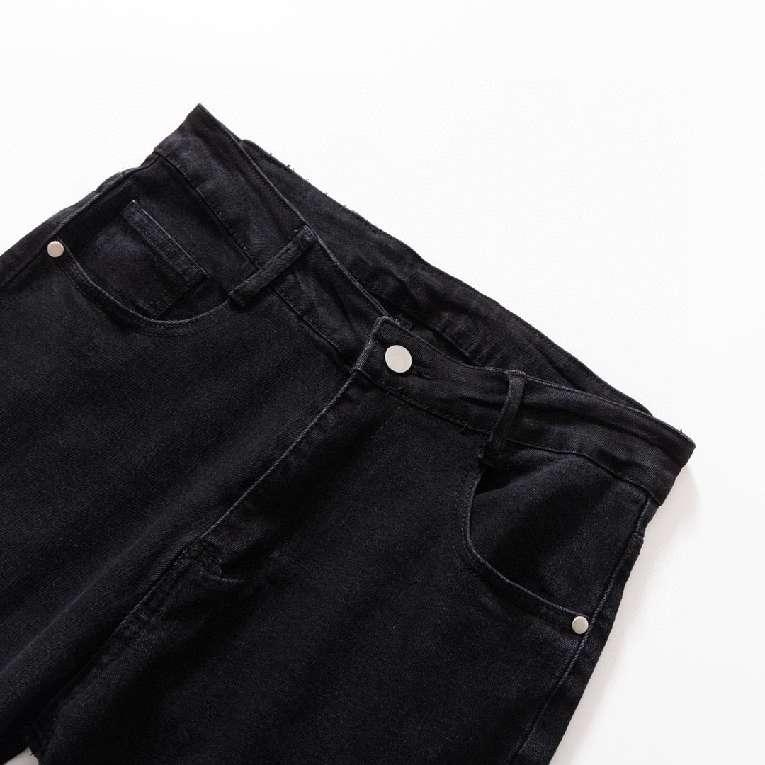 Neue Jeans mit Logo-Print für Frühling und Sommer