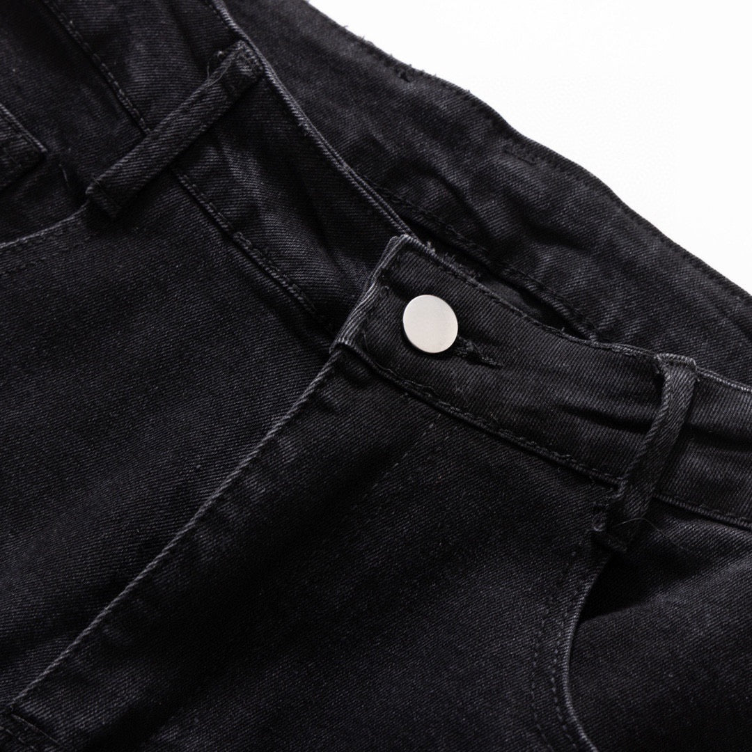 Neue Jeans mit Logo-Print für Frühling und Sommer