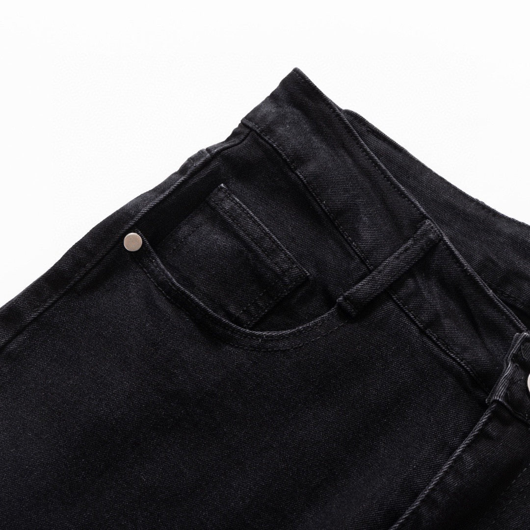 Neue Jeans mit Logo-Print für Frühling und Sommer