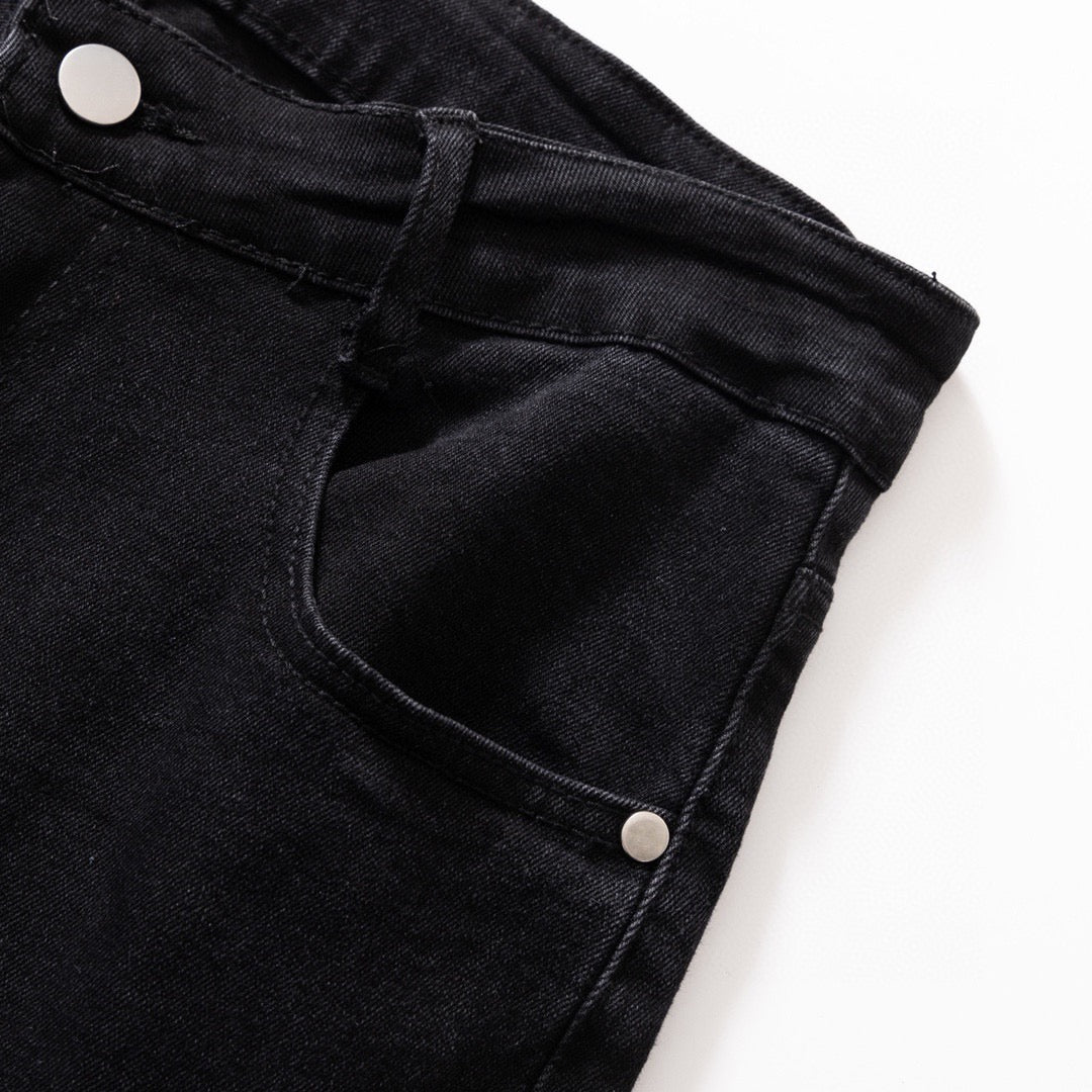 Neue Jeans mit Logo-Print für Frühling und Sommer