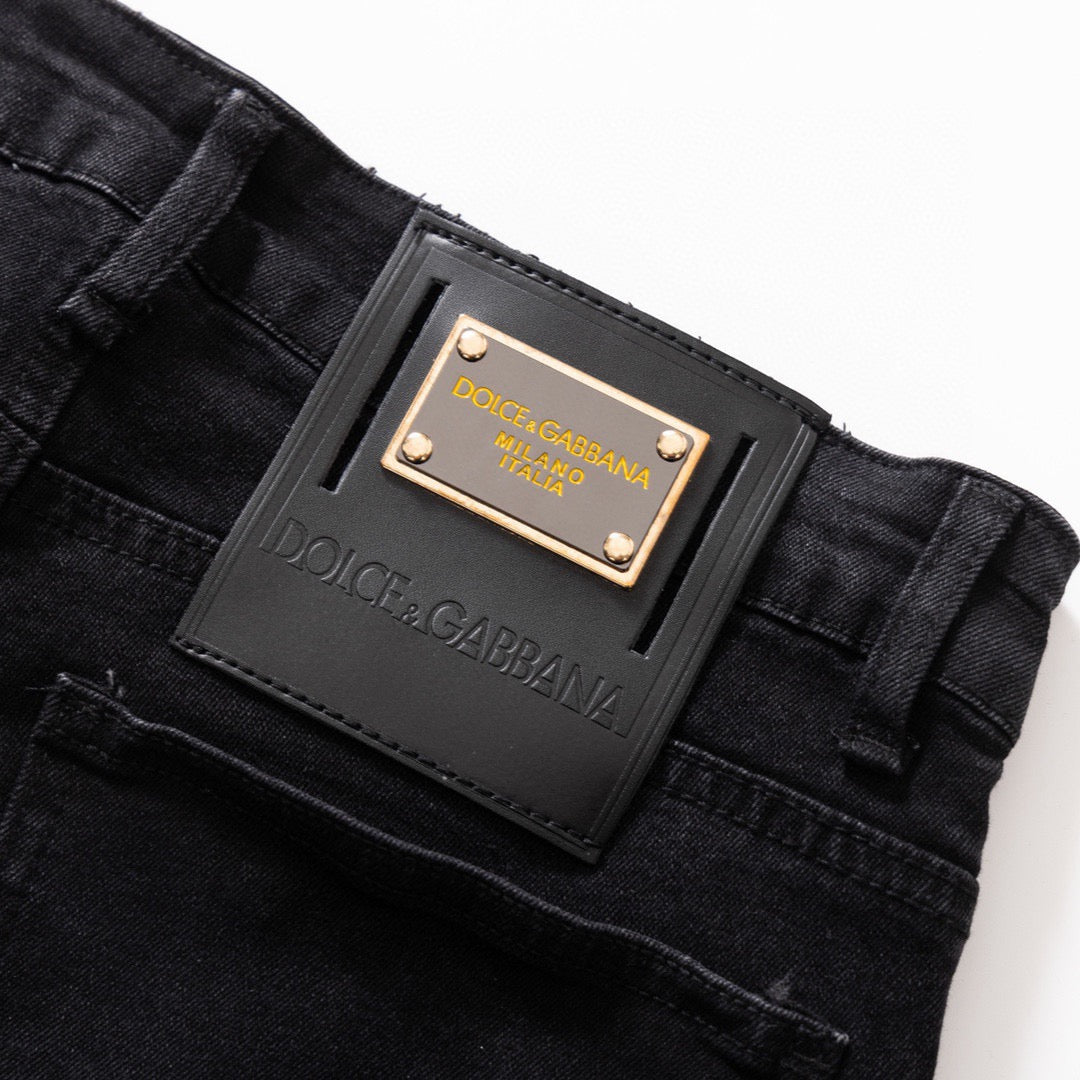 Neue Jeans mit Logo-Print für Frühling und Sommer