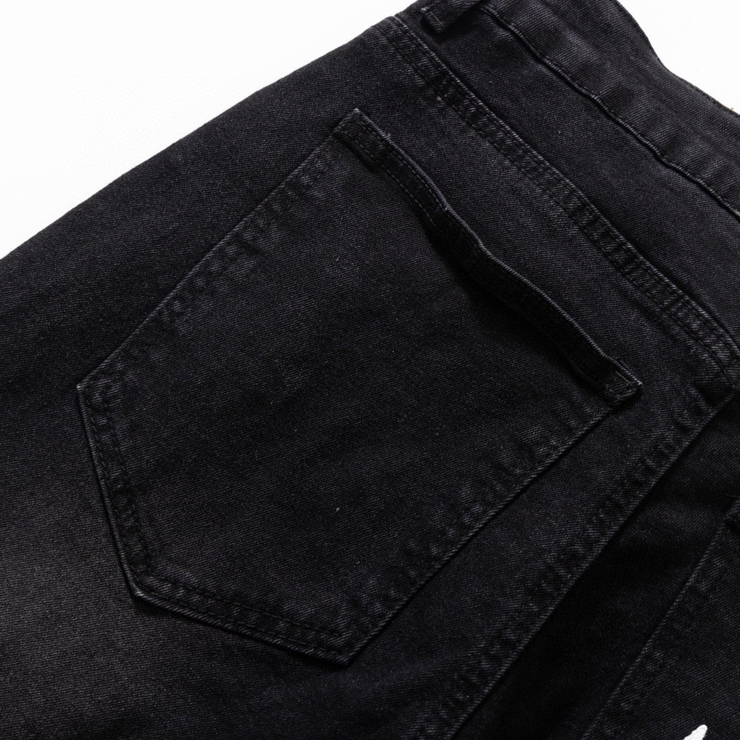 Neue Jeans mit Logo-Print für Frühling und Sommer