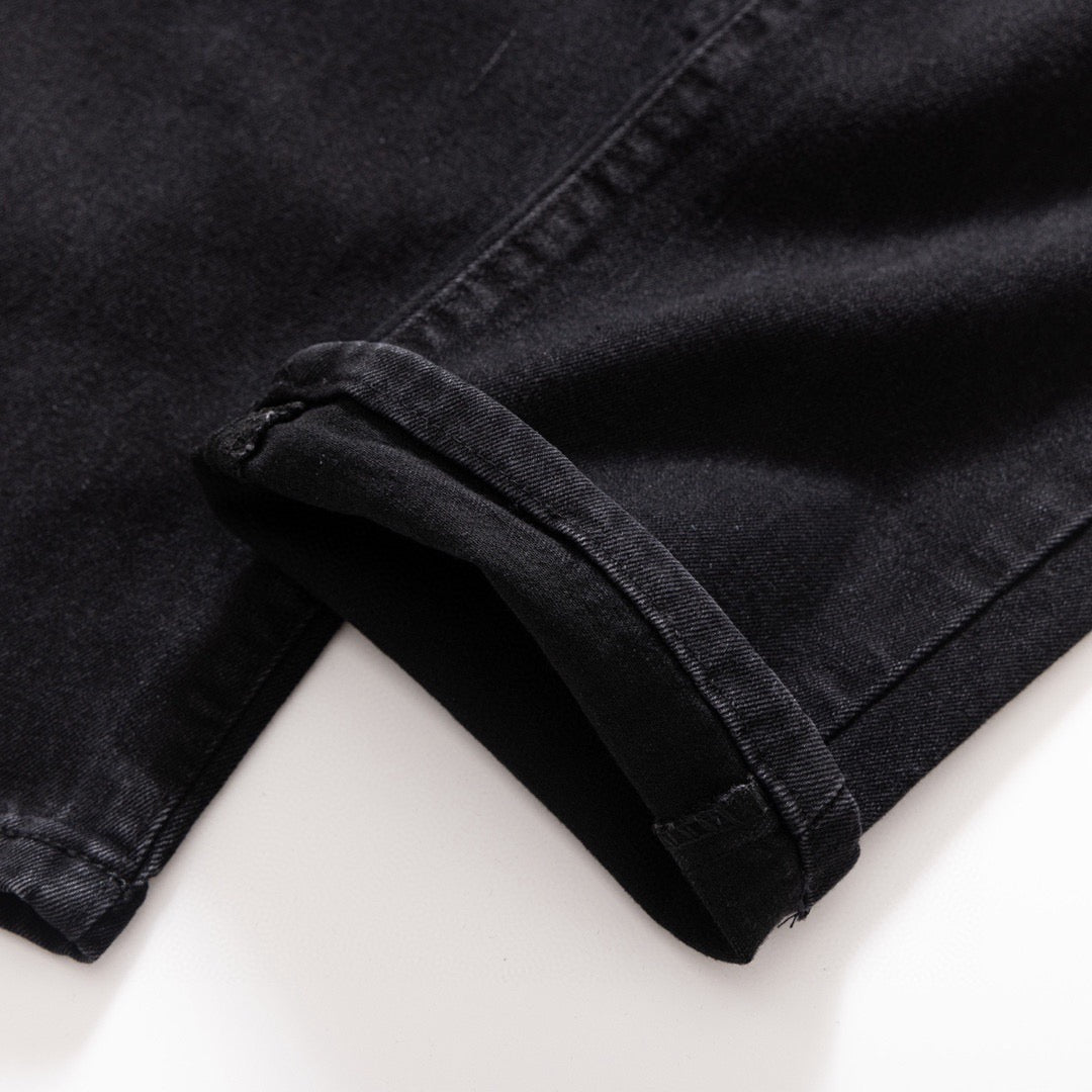 Neue Jeans mit Logo-Print für Frühling und Sommer