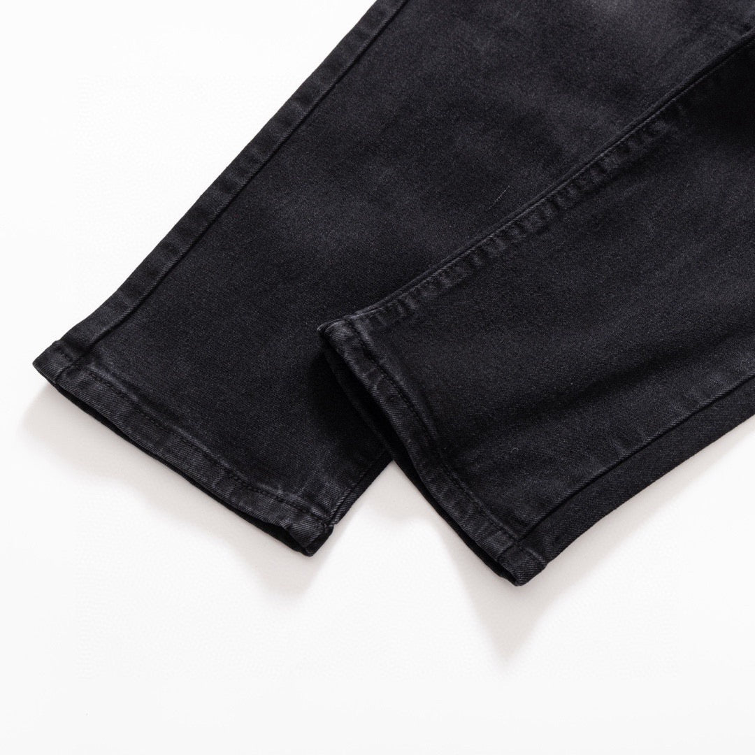 Neue Jeans mit Logo-Print für Frühling und Sommer