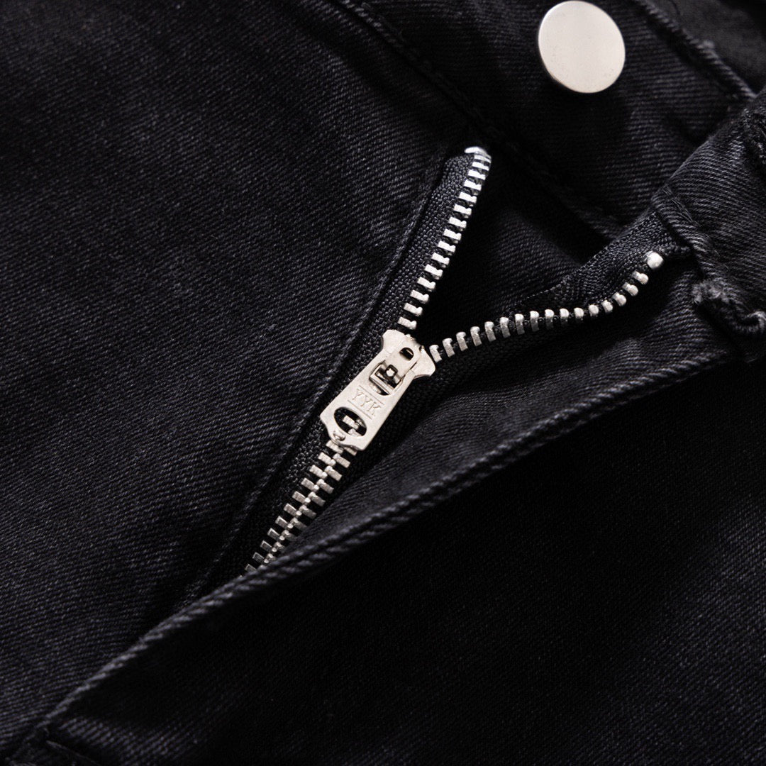 Neue Jeans mit Logo-Print für Frühling und Sommer