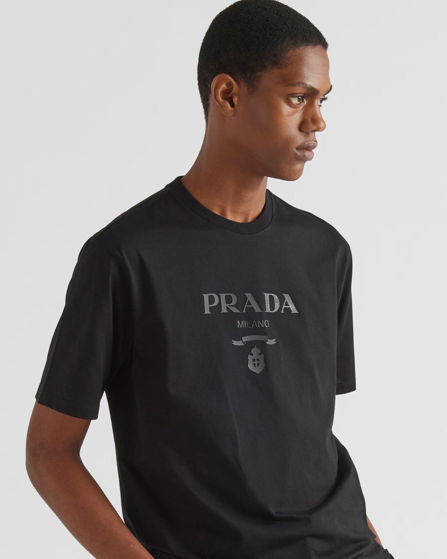 Neues Kurzarm-T-Shirt mit leicht dreidimensionaler Stickerei und Buchstabenlogo 