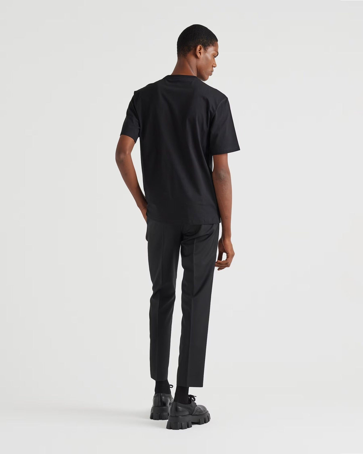 Neues Kurzarm-T-Shirt mit leicht dreidimensionaler Stickerei und Buchstabenlogo 