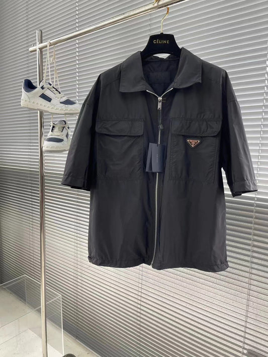 Chemise à manches minimalistes avec logo triangulaire 