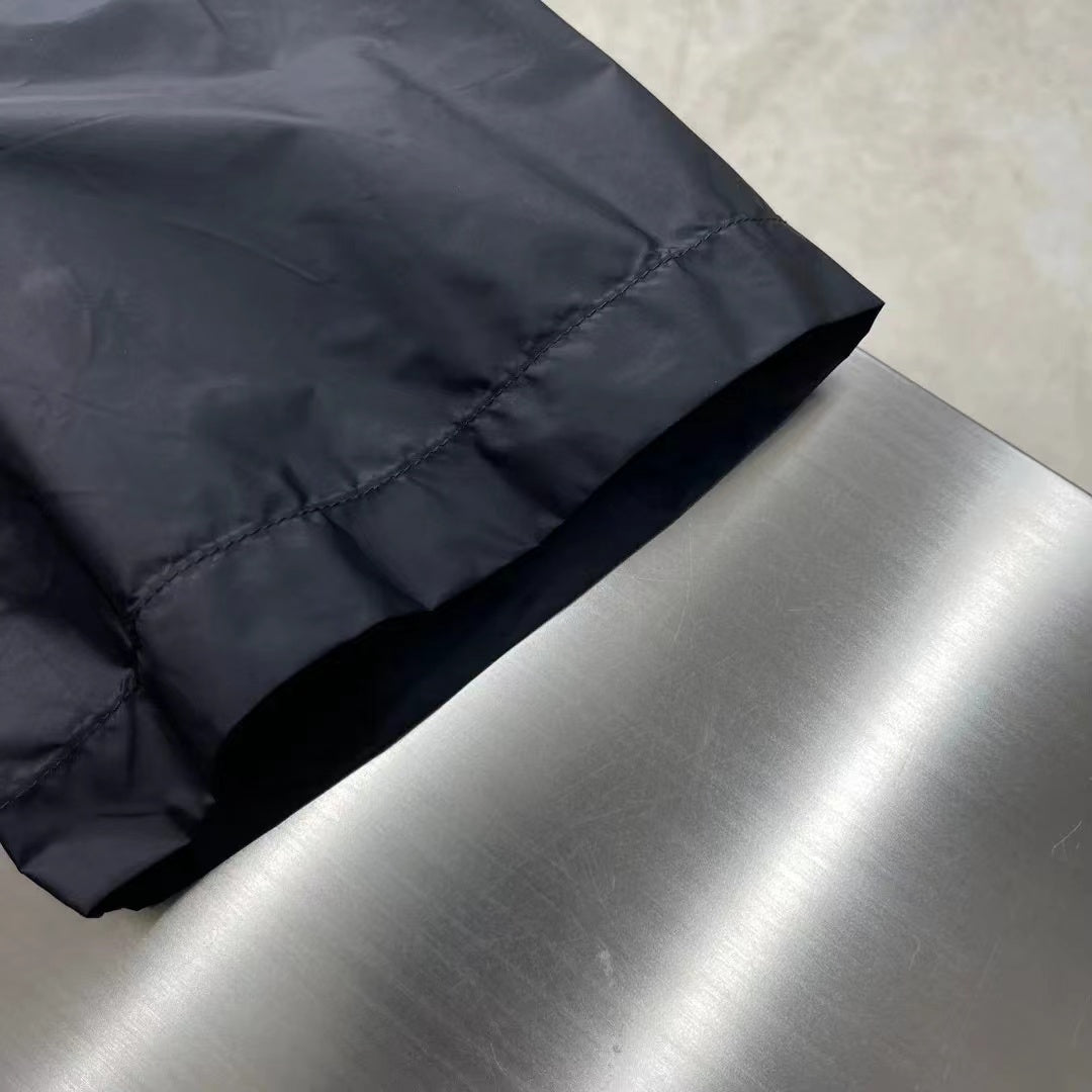 Chemise à manches minimalistes avec logo triangulaire 