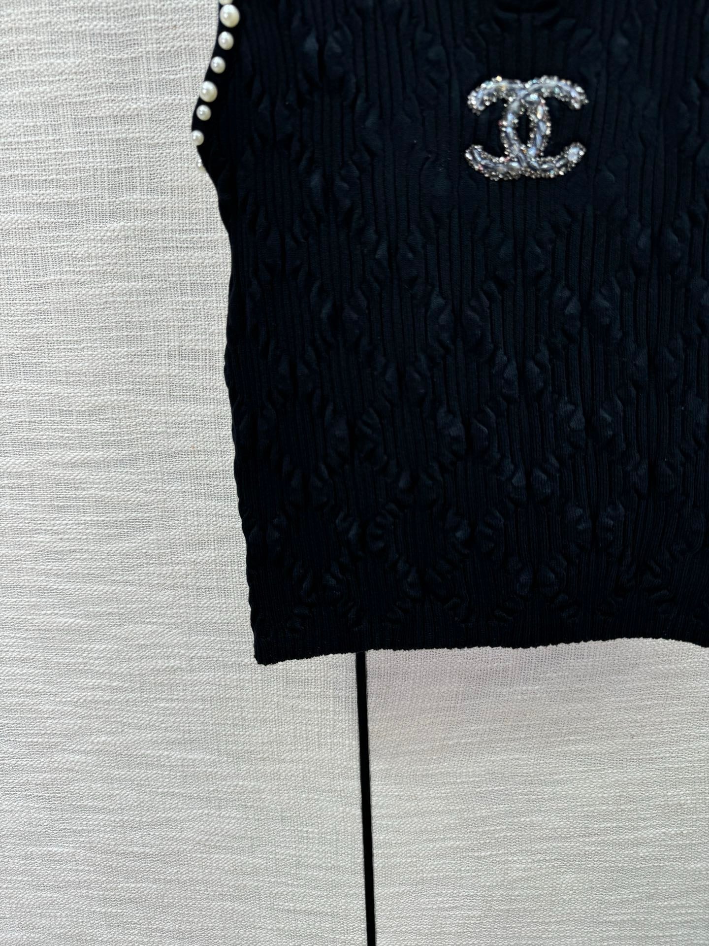 Leichte Weste mit Perlenverzierung