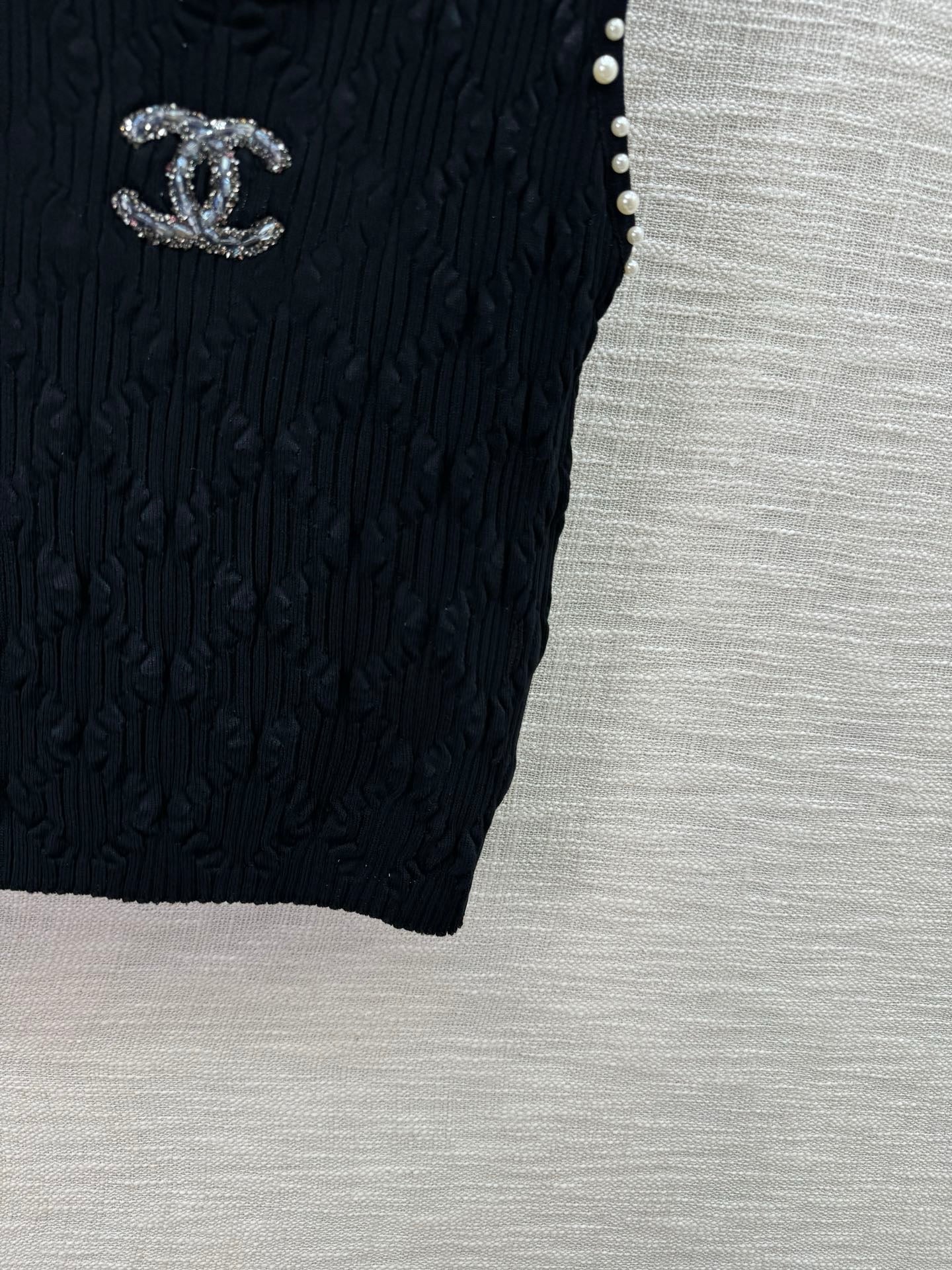 Leichte Weste mit Perlenverzierung