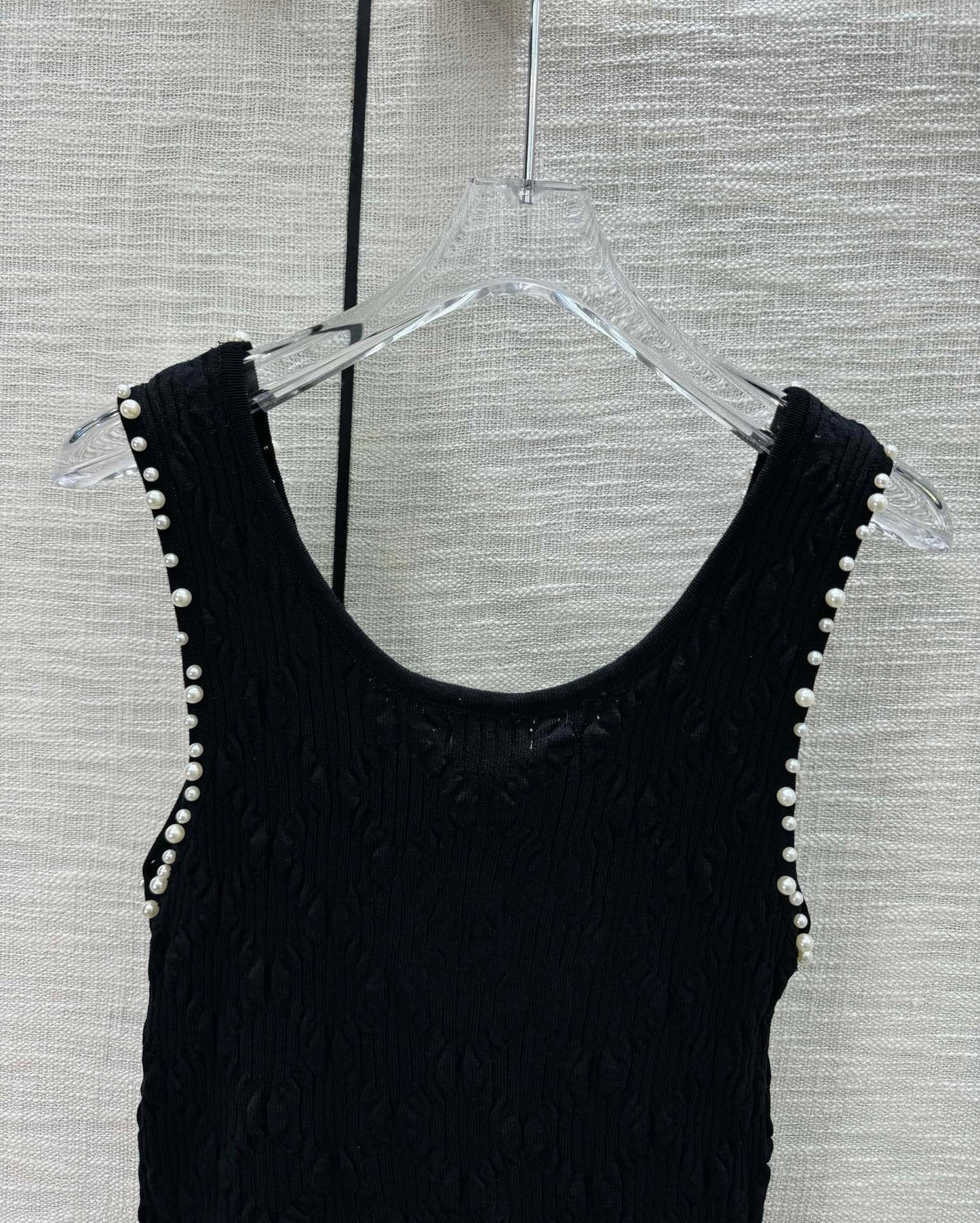 Leichte Weste mit Perlenverzierung