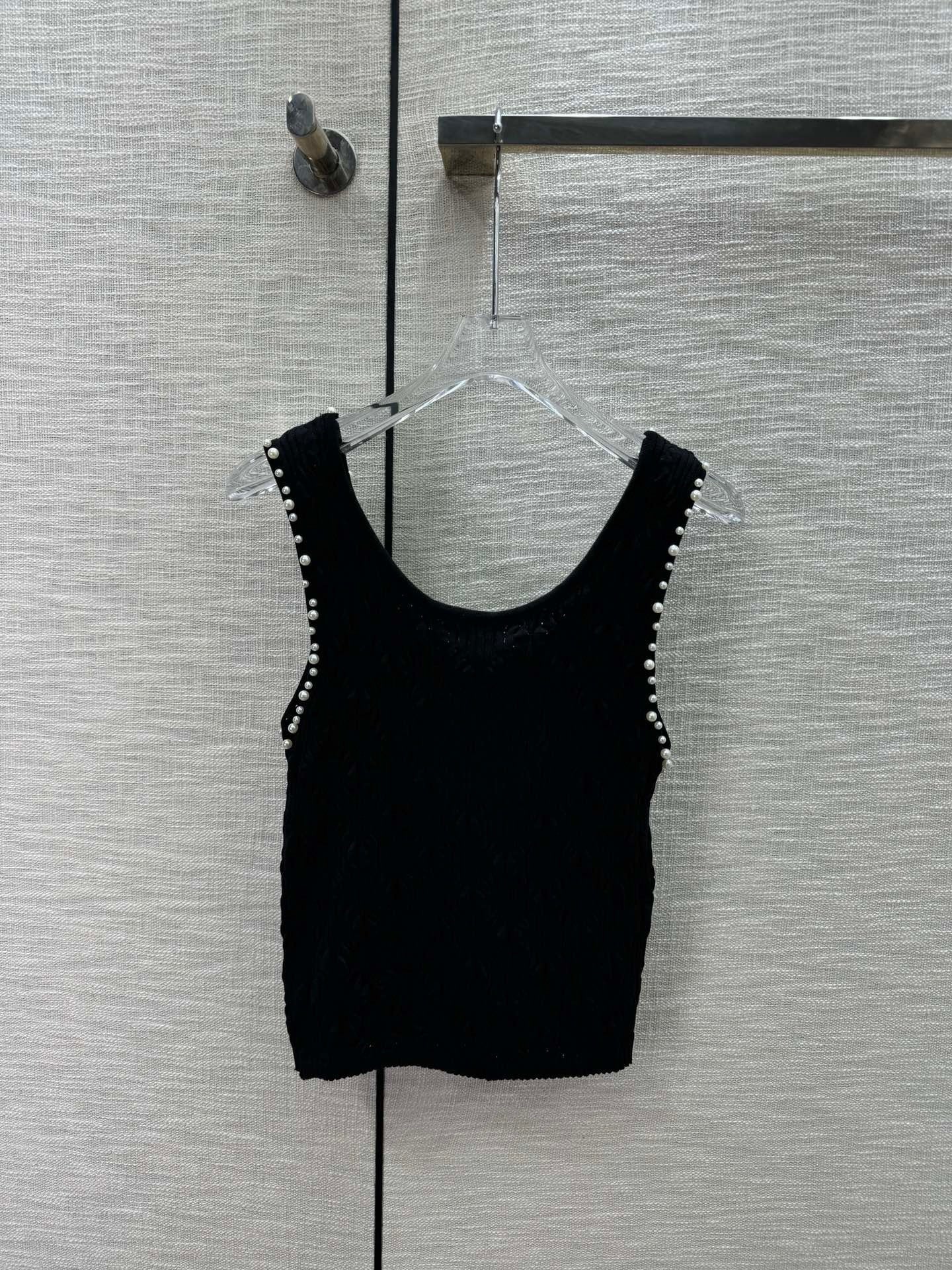 Leichte Weste mit Perlenverzierung