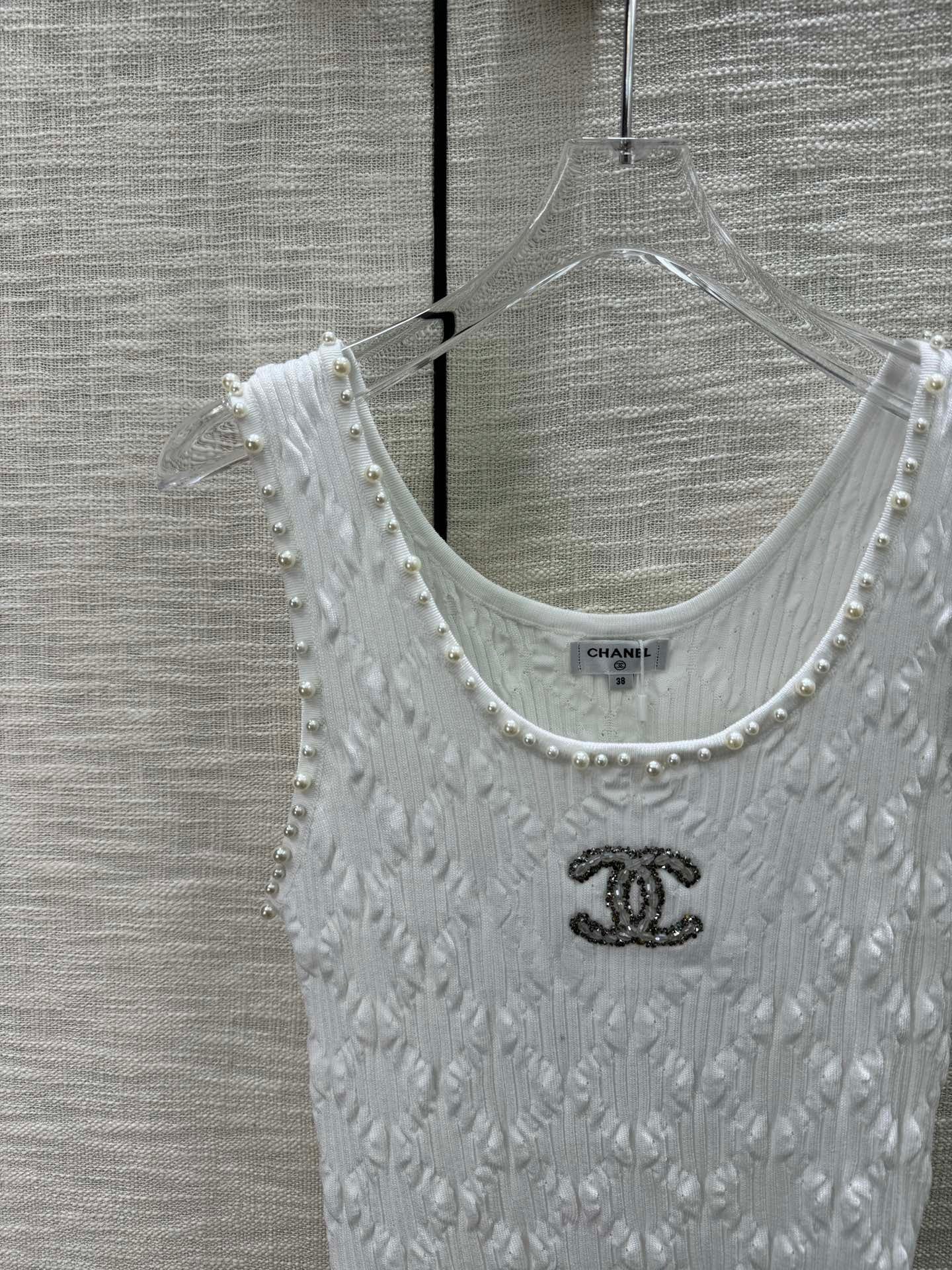 Leichte Weste mit Perlenverzierung