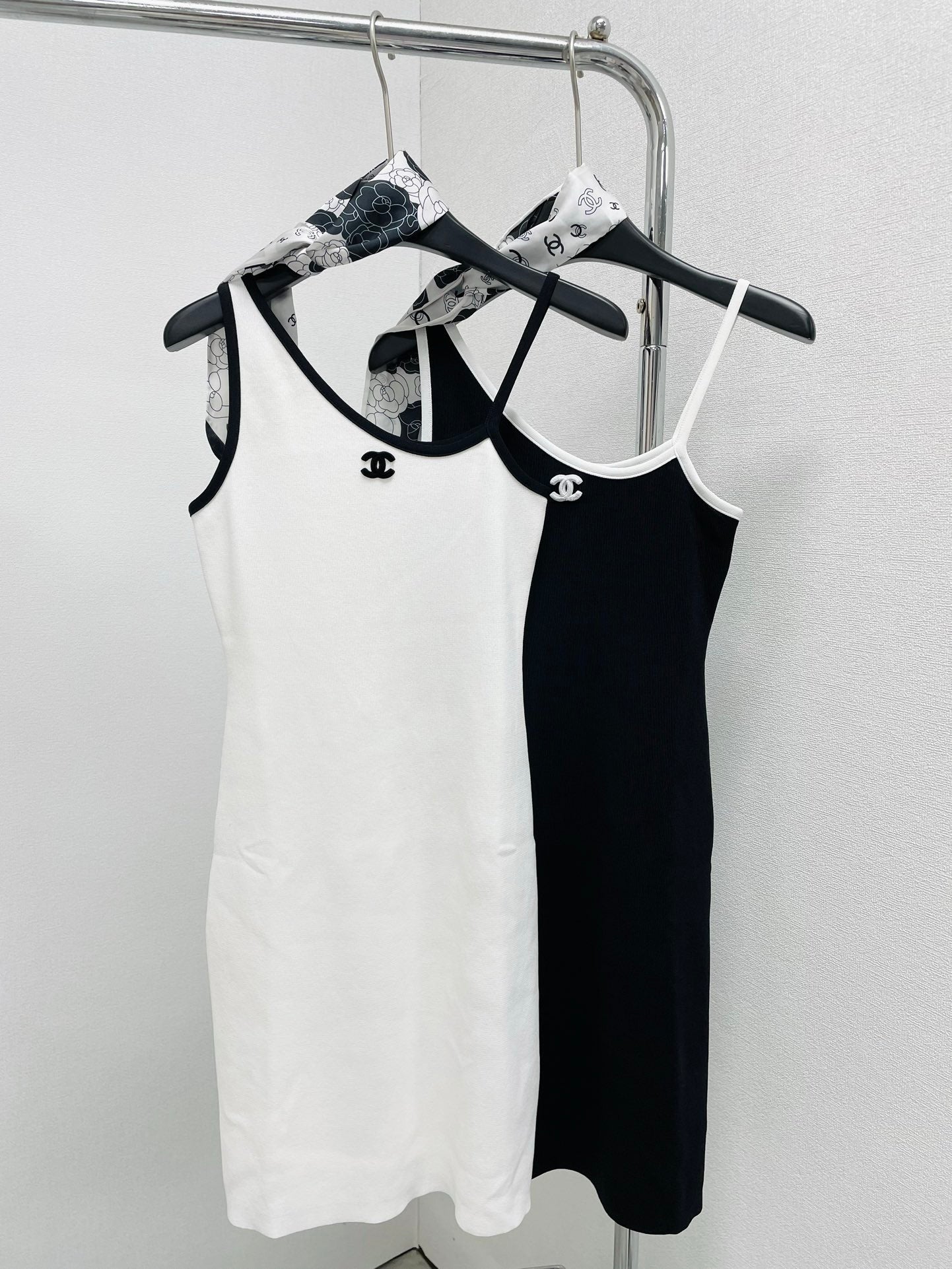 Off-Shoulder-Hosenträgerrock